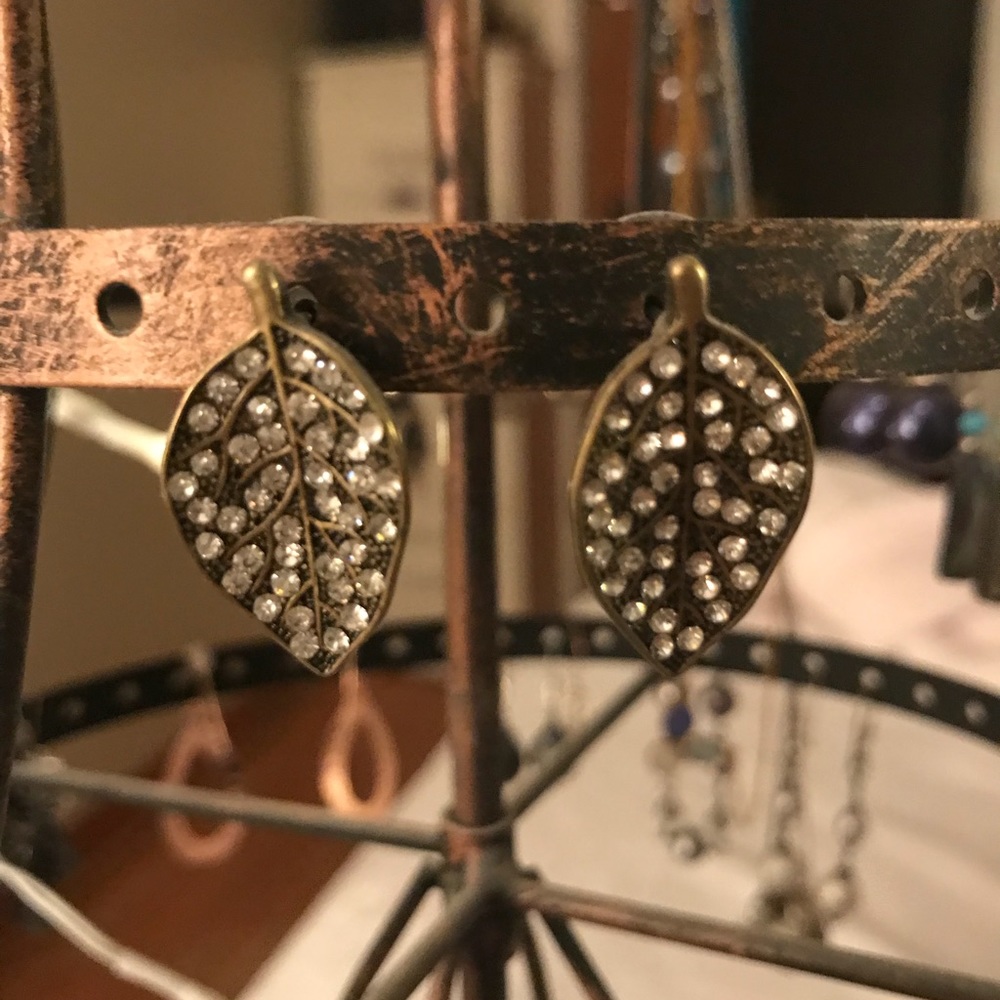 Beautiful leaf earrings with rhinestones
